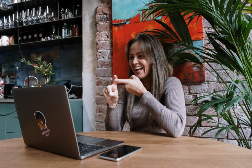 woman talking in sign language over the laptop