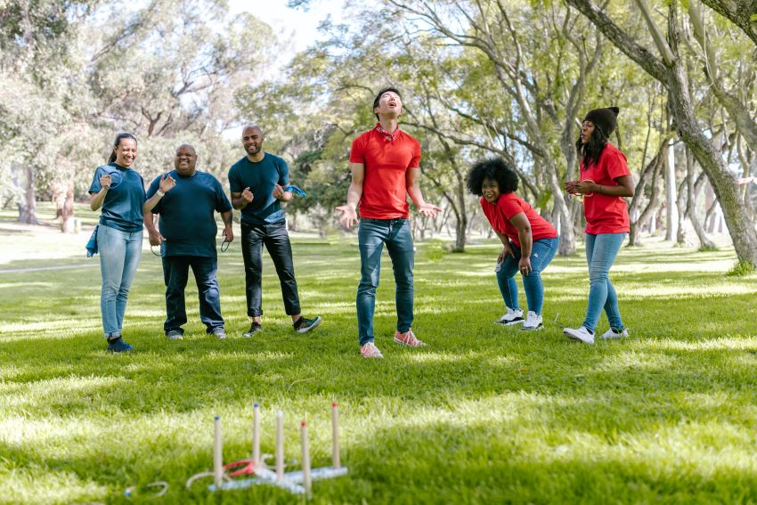 employees playing corporate retreat games