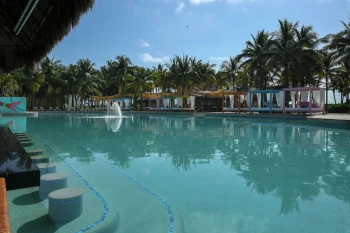 pool and swim up bar at El Dorado Royale